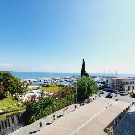 T2 Sur Le Port De Plaisance De *