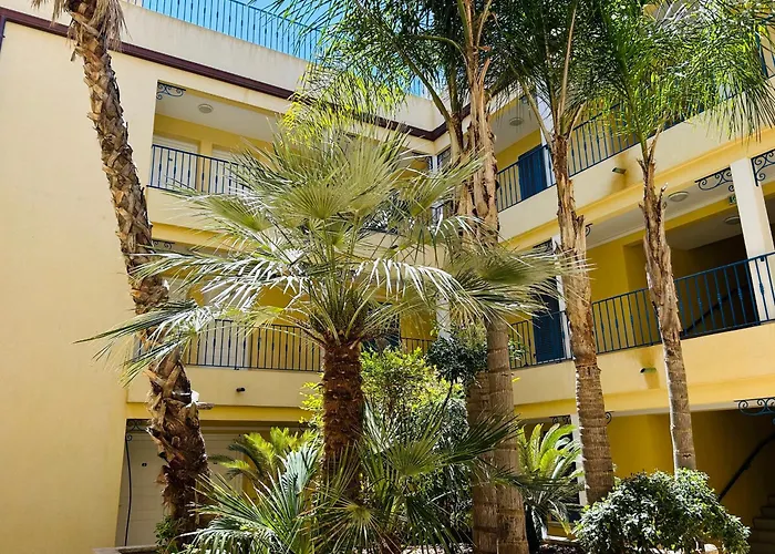 T2 Sur Le Port De Plaisance De *