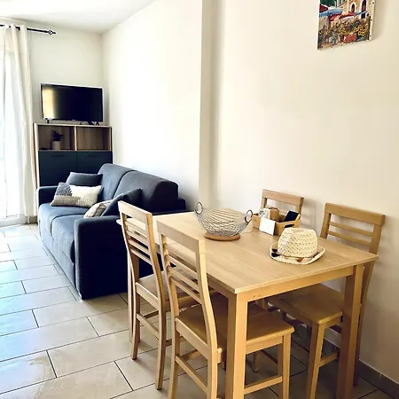 T2 Sur Le Port De Plaisance De *