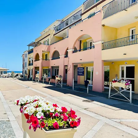Apartment T2 Sur Le Port De Plaisance De *