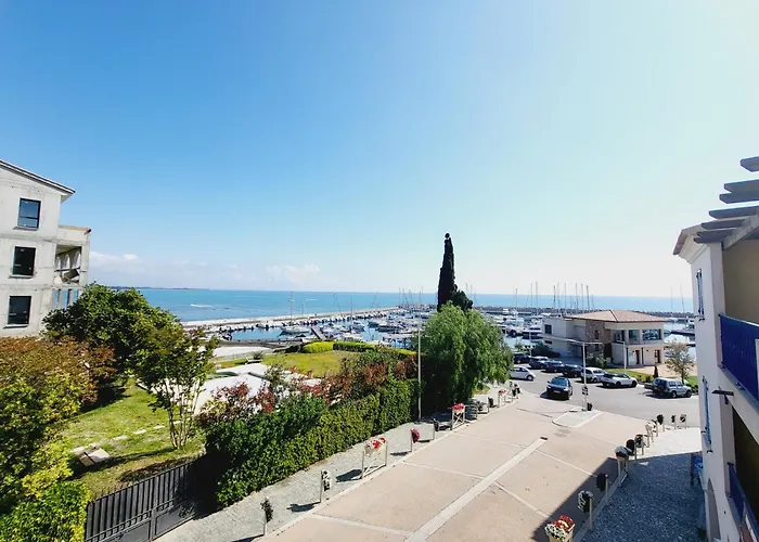 T2 Sur Le Port De Plaisance De *