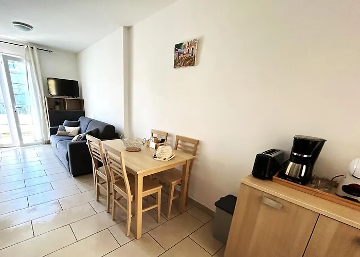 T2 Sur Le Port De Plaisance De *