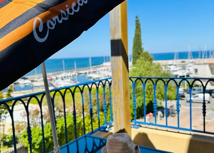 T2 Sur Le Port De Plaisance De *