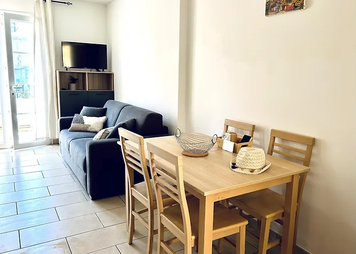 T2 Sur Le Port De Plaisance De *