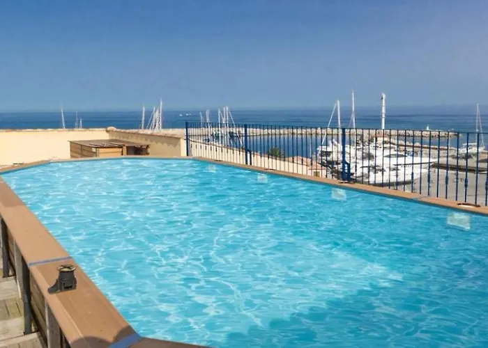 T2 Sur Le Port De Plaisance De *